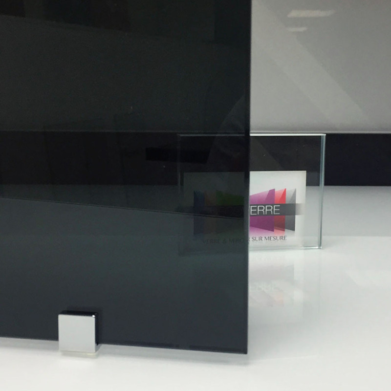 Verre teinté noir sur mesure