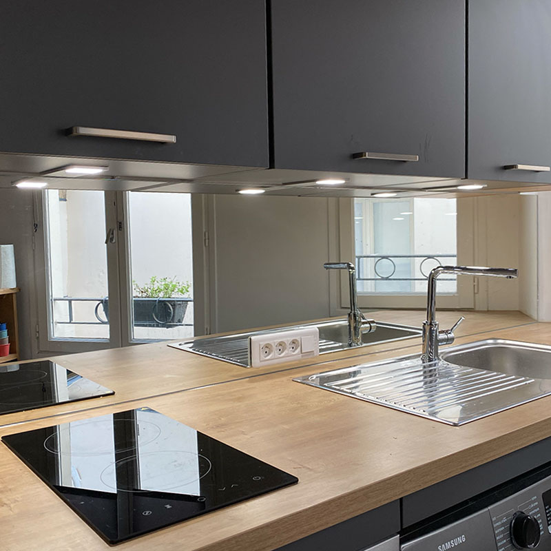 Crédence miroir argenté sur mesure cuisine lumineuse