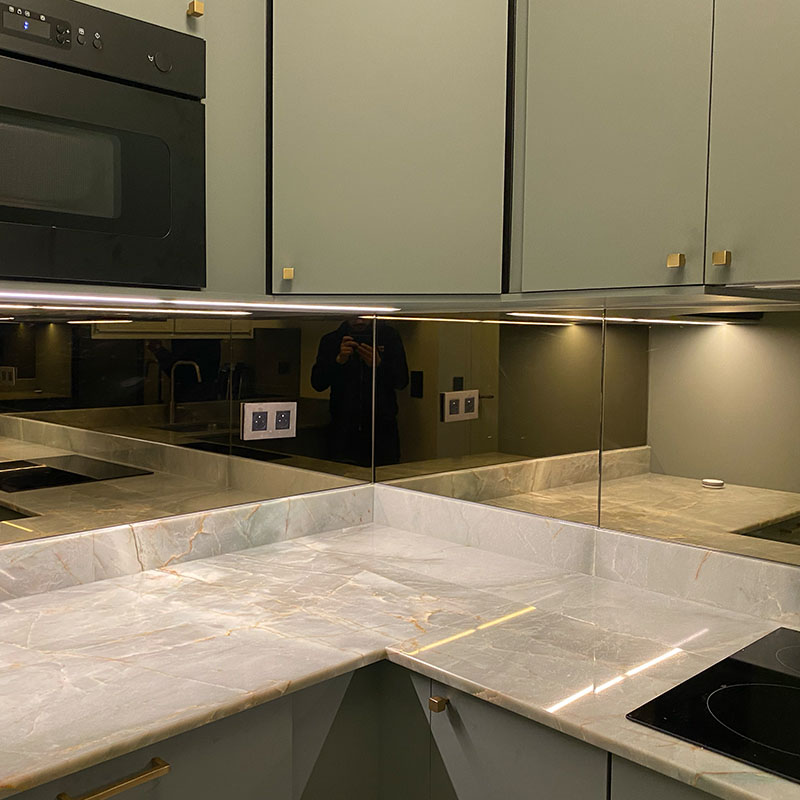 Crédence miroir cuivré cuisine haut de gamme