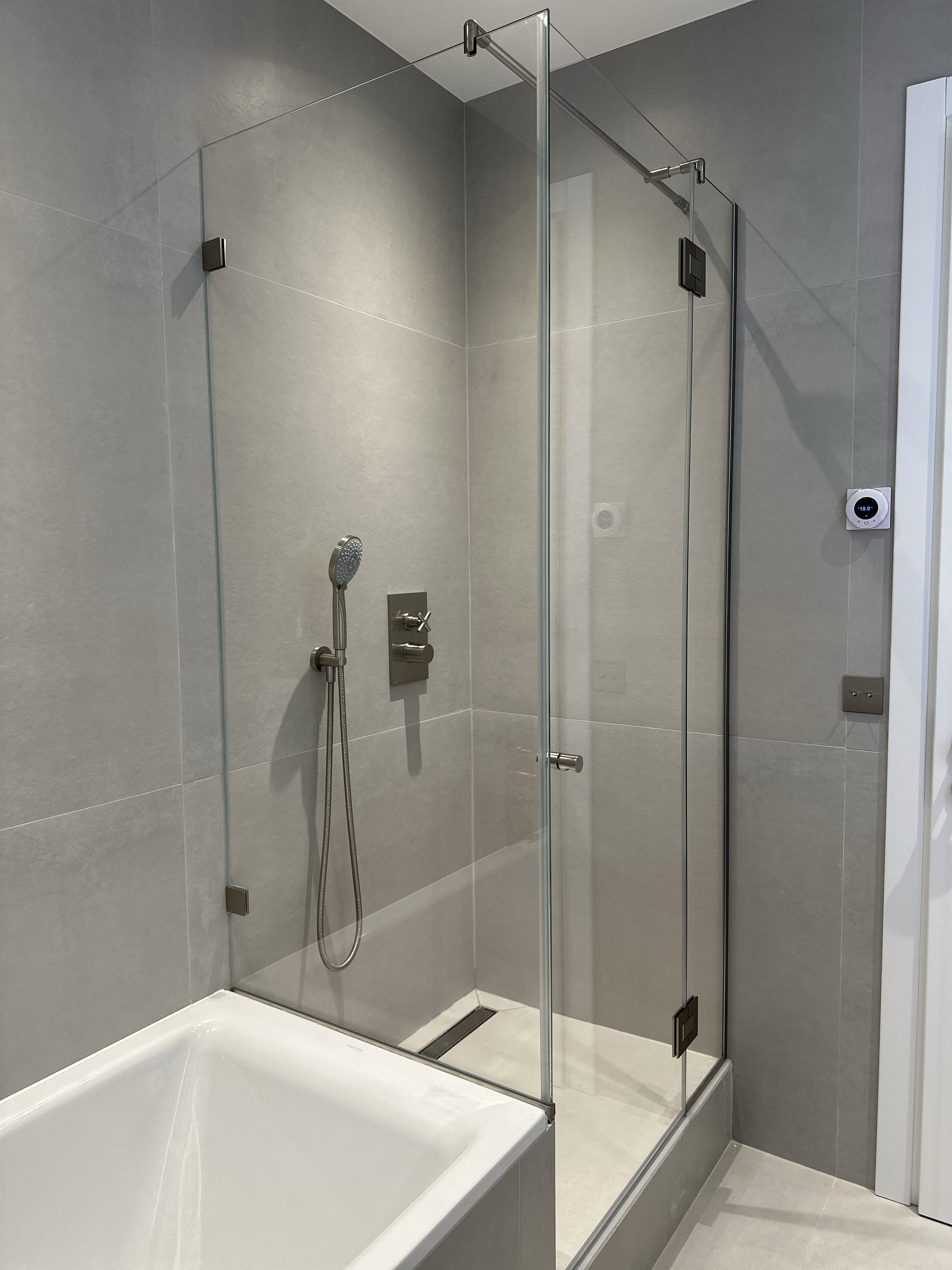 Ensemble douche avec verre trempé Timeless extra-clair sur mesure — rendu premium