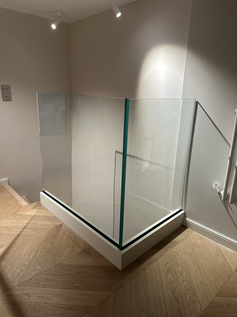Garde-corps intérieur en verre feuilleté trempé clair sur mesure — vitrage de sécurité pour escalier et mezzanine