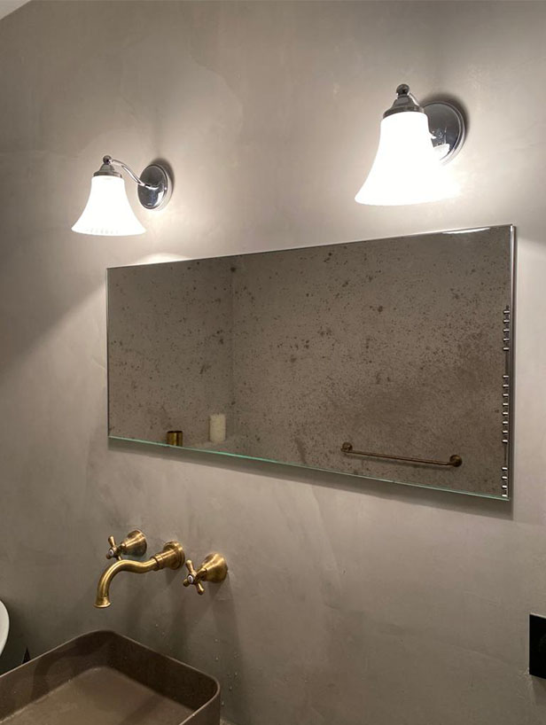 Miroir de salle de bain en miroir vieilli antico sur mesure — ambiance chaleureuse