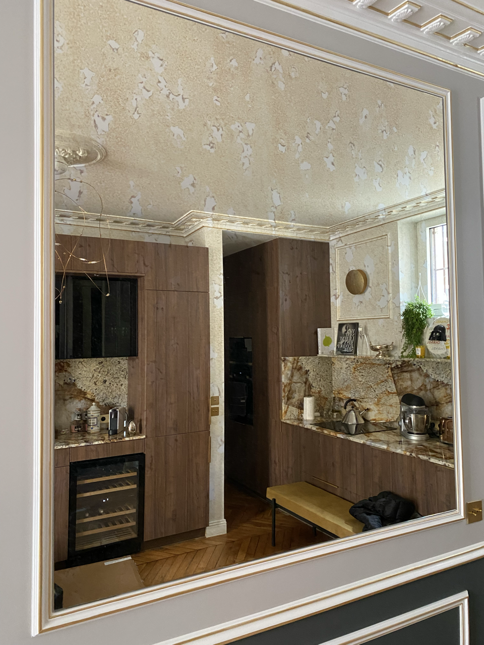 Miroir vieilli clair sur mesure dans un salon — effet patiné lumineux, rendu vintage chic