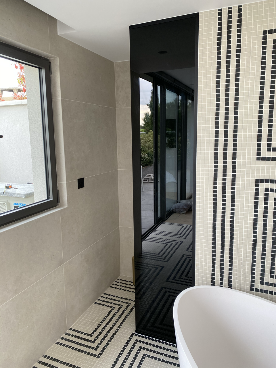 Paroi de douche en verre teinté noir dark grey sur mesure — intimité renforcée