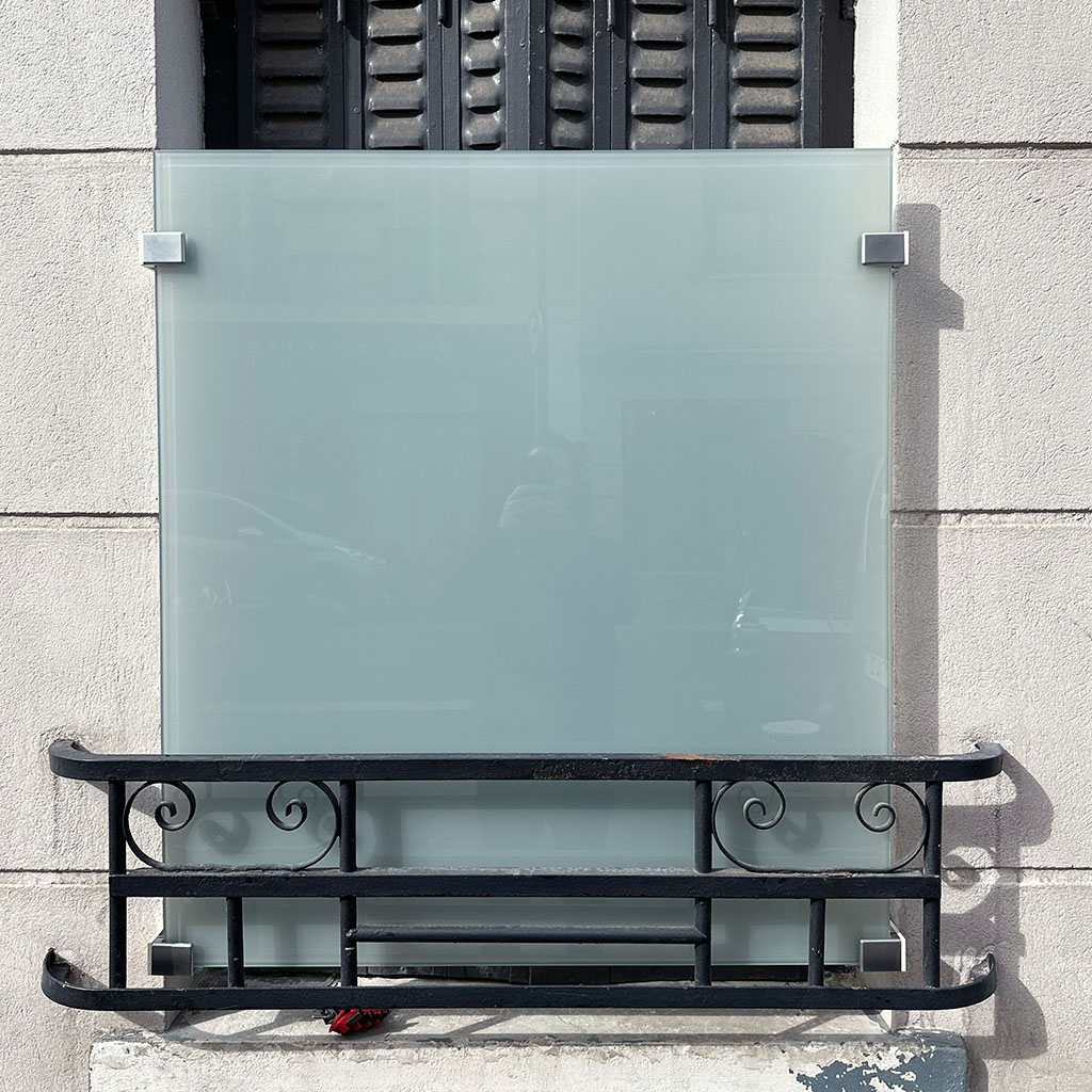 Protection de fenêtre en verre feuilleté opale clair sur mesure — vitrage diffusant pour préserver l’intimité