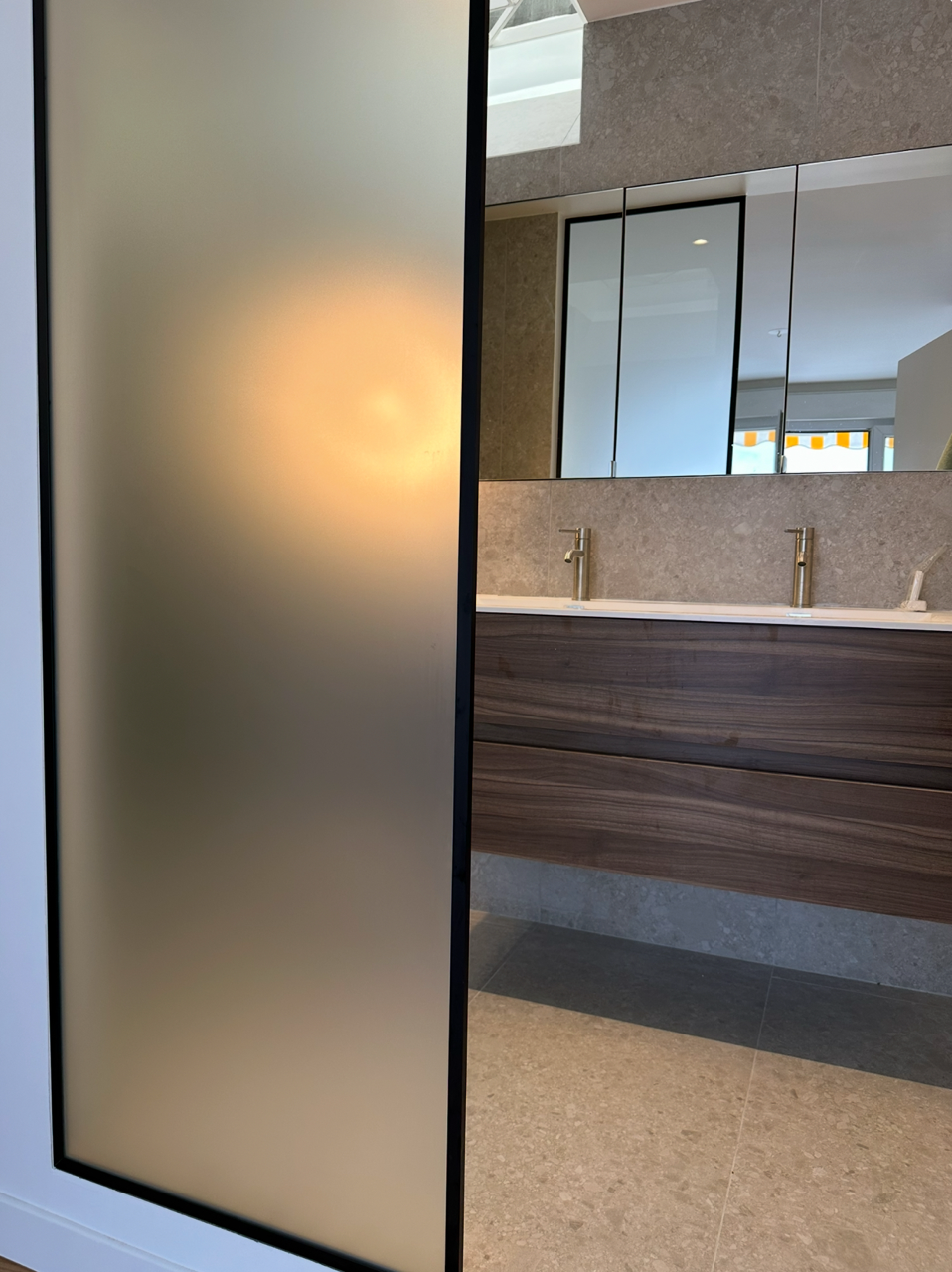 Paroi de douche en verre dépoli acide sur mesure
