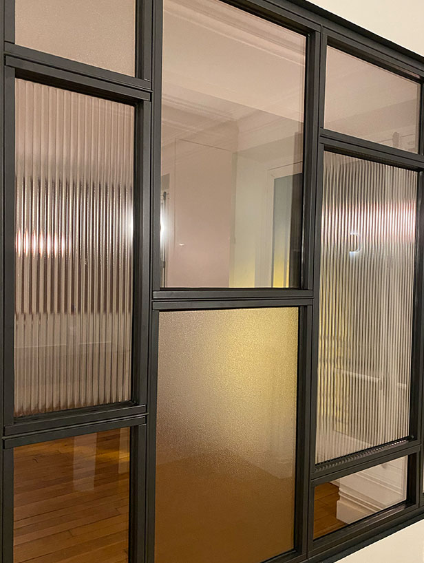 Verrière en verre feuilleté flûte sur mesure — effet strié (flûté), diffusion de lumière et intimité