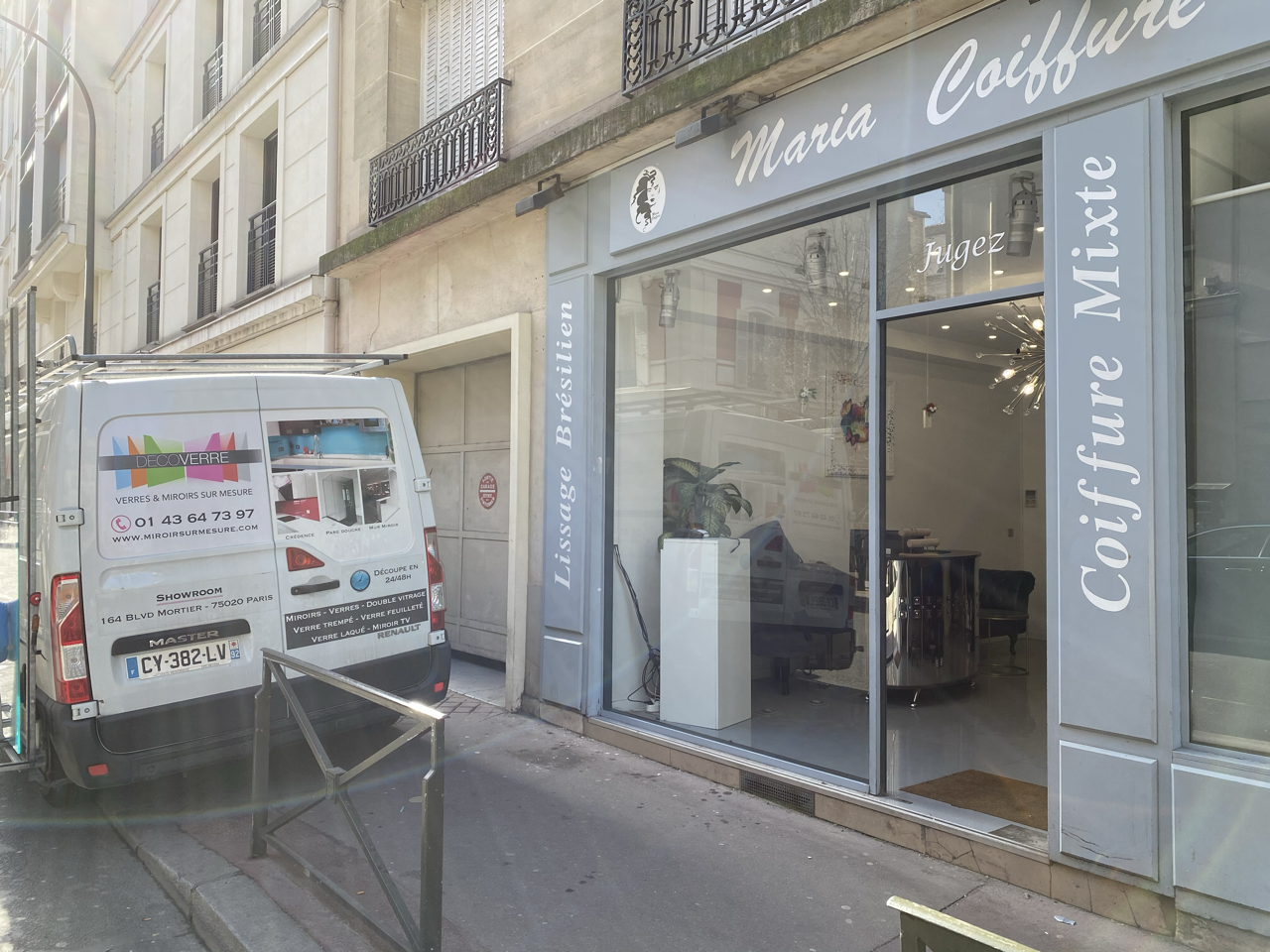 Vitrine et devanture de magasin avec verre feuilleté clair sur mesure