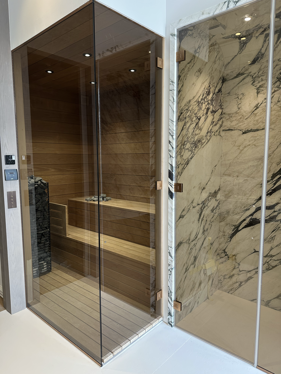 Paroi de douche en verre teinté bronze sur mesure — verre fumé bronze