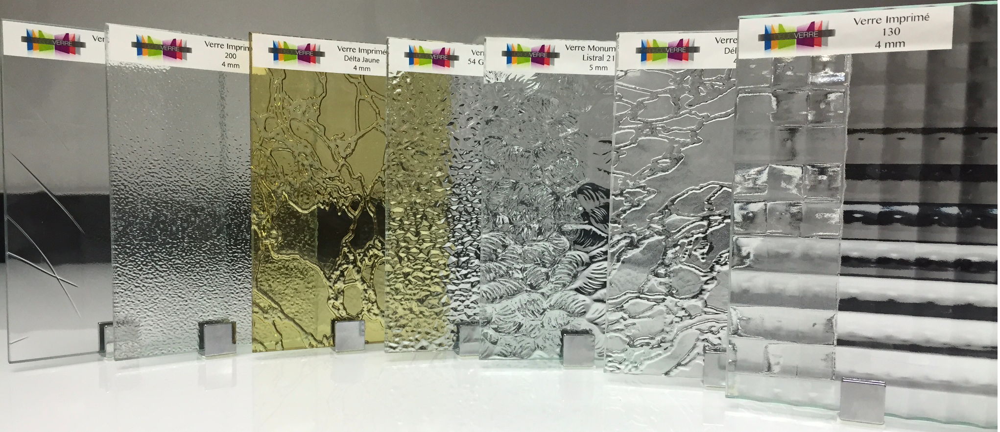 Verres imprimés sur mesure : motifs décoratifs, intimité et découpe sur mesure