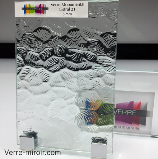 Verre imprimé monumental sur mesure — vitrage décoratif texturé, diffusion de lumière et intimité