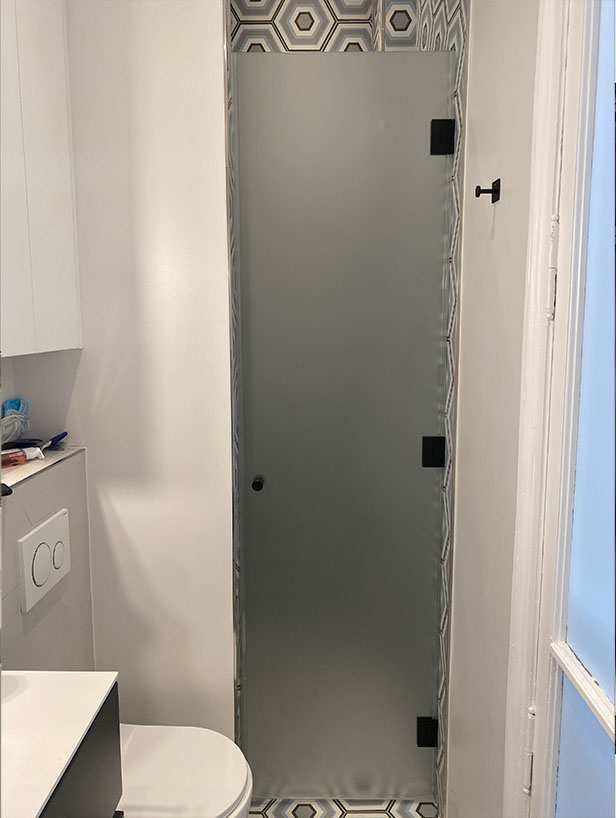 Paroi ou porte de douche en verre trempé dépoli sur mesure — verre de sécurité, rendu satiné
