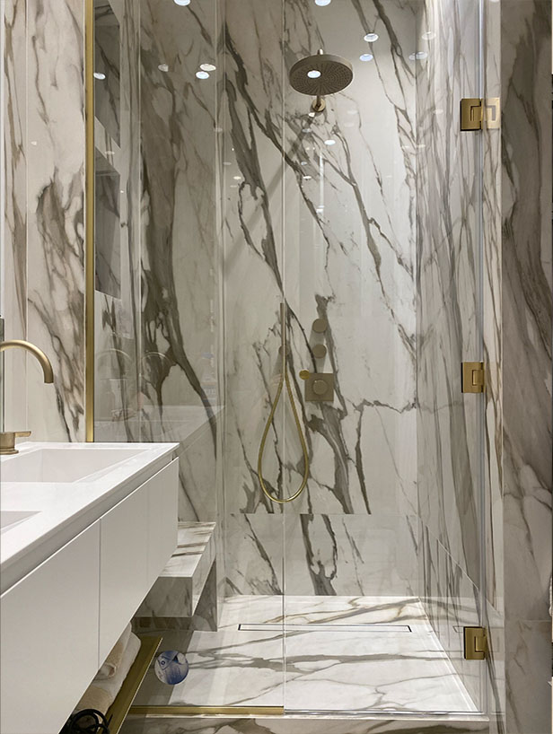 Paroi et porte de douche en verre trempé extra clair sur mesure